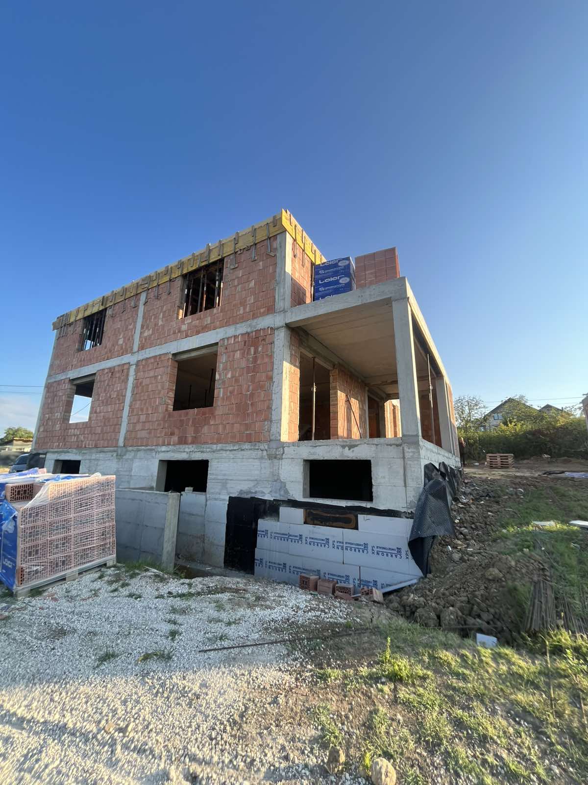 Construcție casă modernă din cărămidă roșie