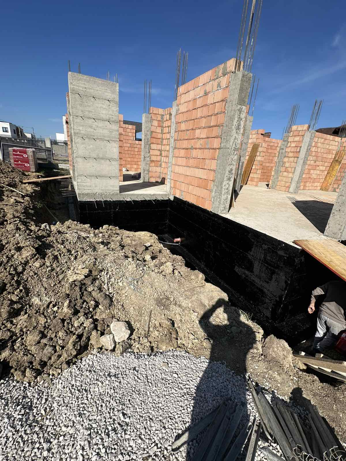 Construcție casă modernă din cărămidă roșie