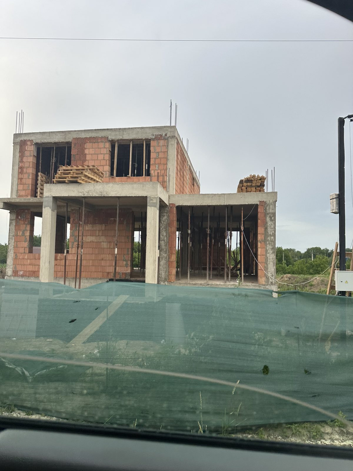 Construcție casă modernă din cărămidă roșie