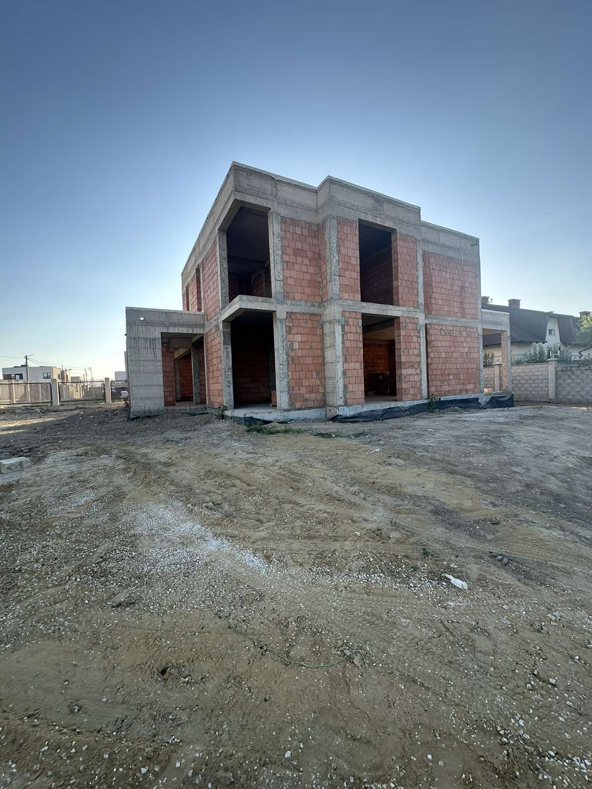 Construcție casă modernă din cărămidă roșie