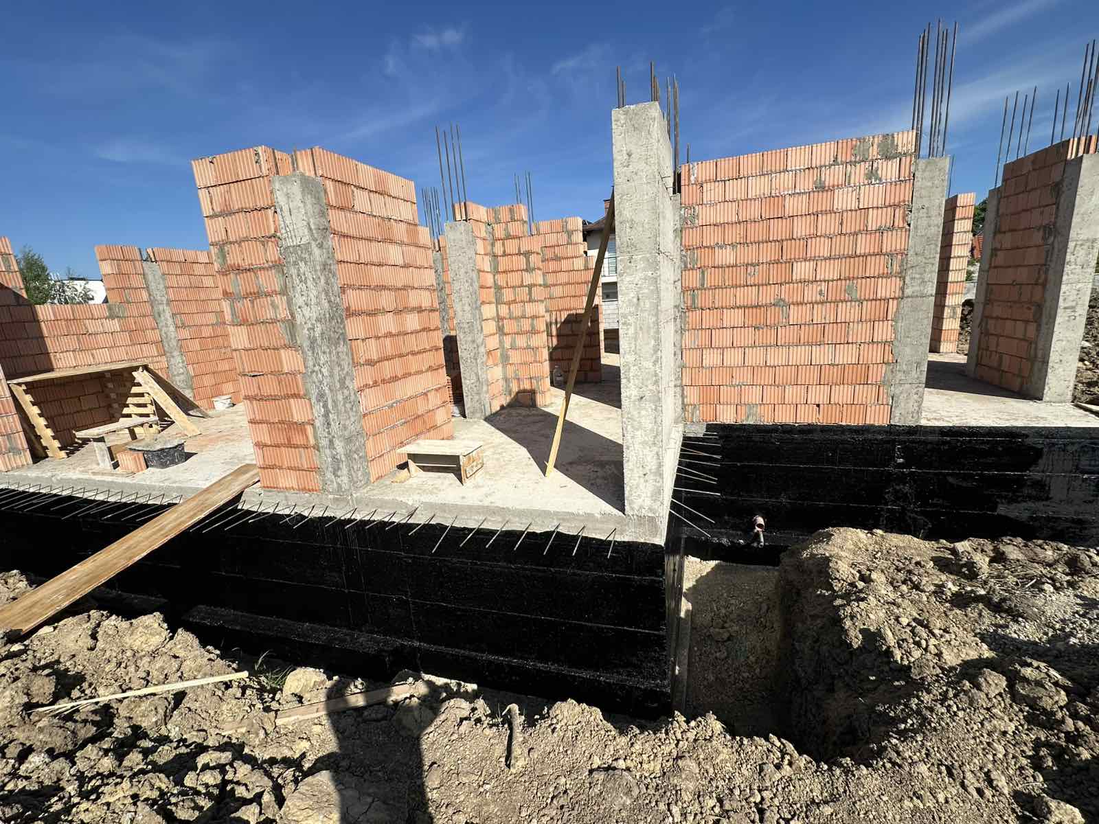 Construcție casă modernă din cărămidă roșie