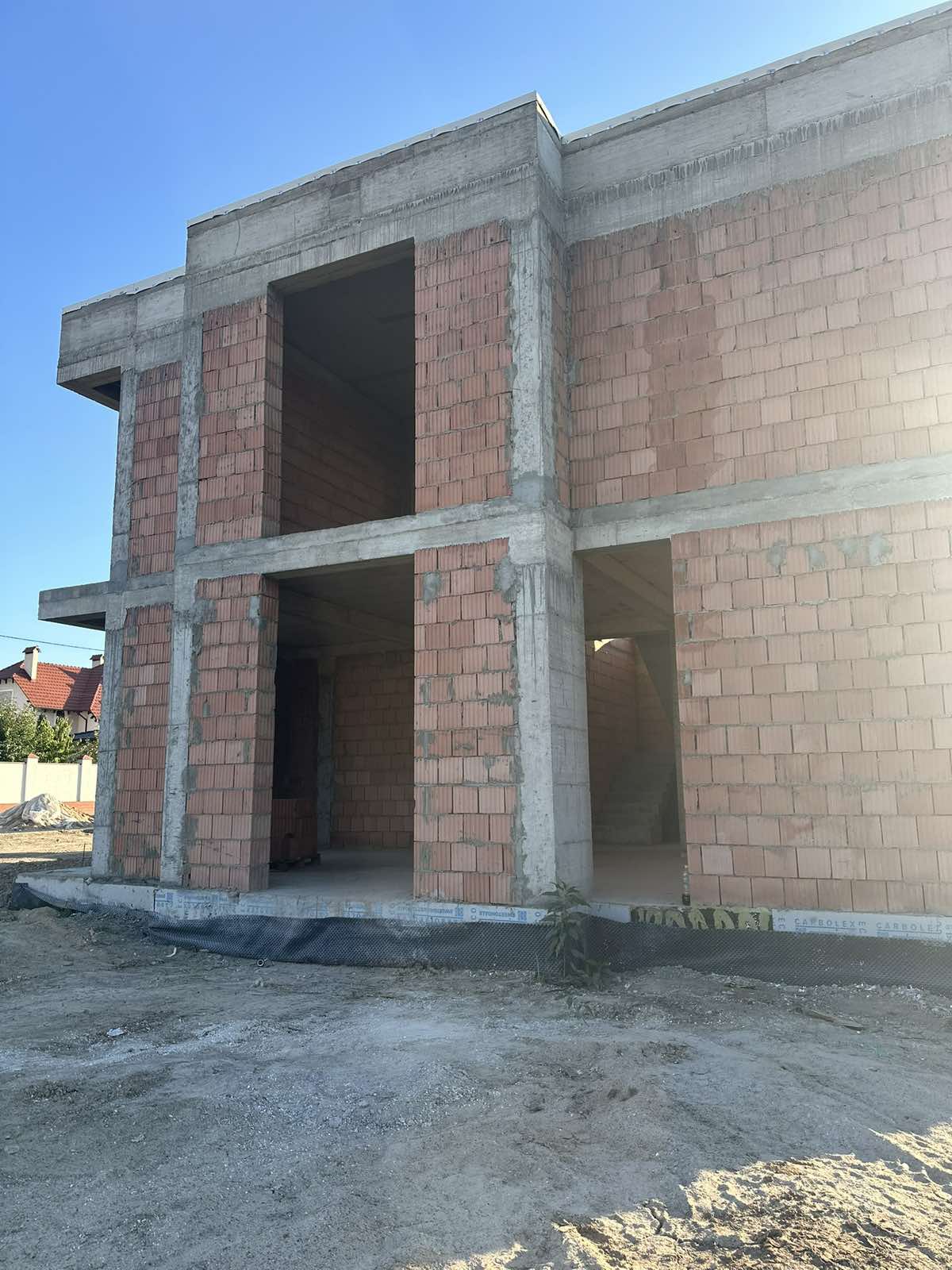 Construcție casă modernă din cărămidă roșie