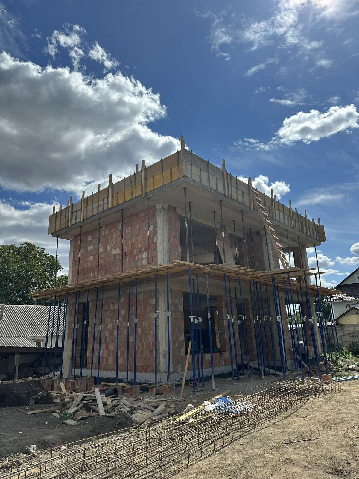 Construcție casă modernă din cărămidă roșie