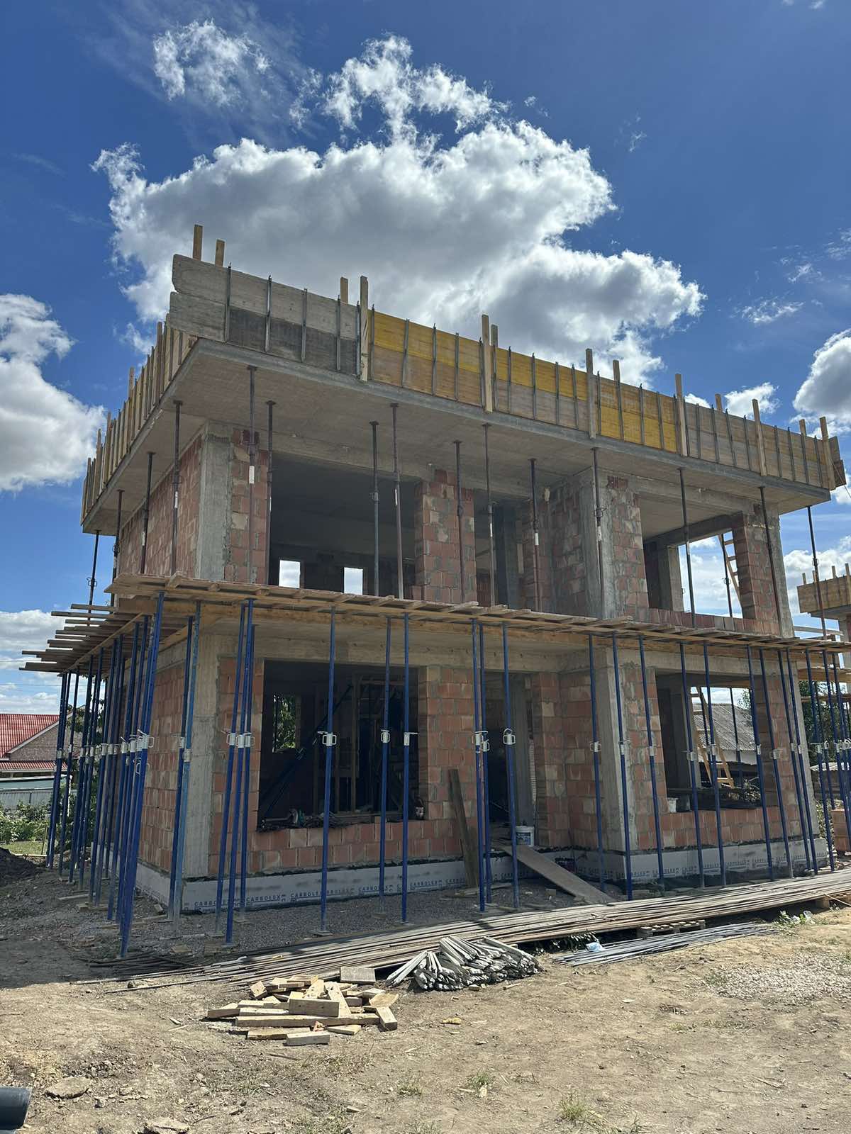 Construcție casă modernă din cărămidă roșie