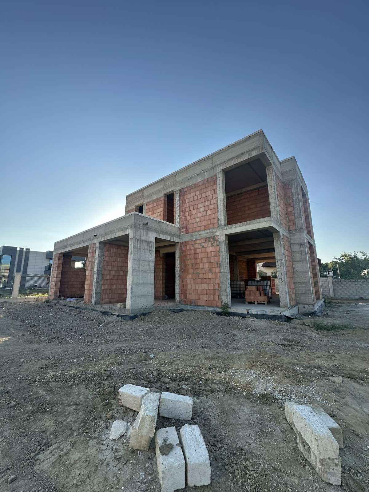 Construcție casă modernă din cărămidă roșie
