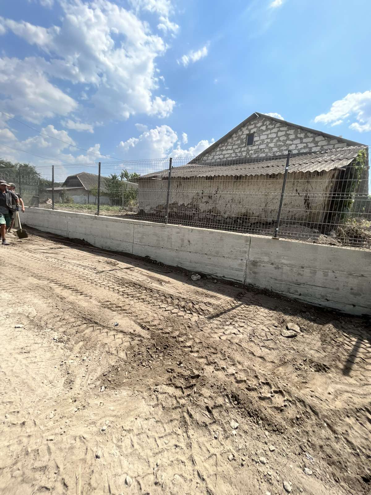 Construcție gard modern din beton și metal